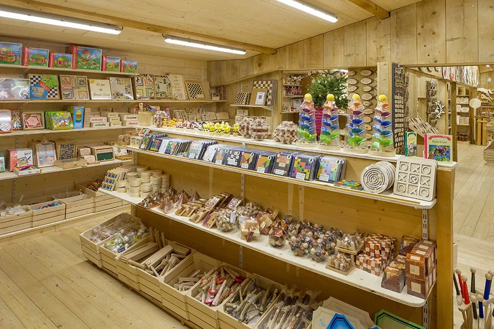Rayonnages de jouets et d’objets en bois dans la boutique La Varlope