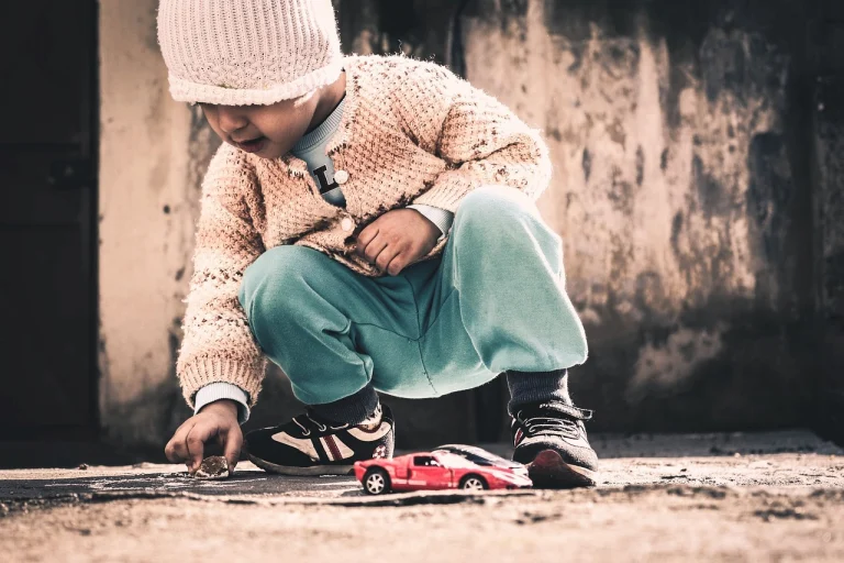 Vêtements d&rsquo;enfants : quand qualité et durabilité s&rsquo;accordent avec nos jouets en bois