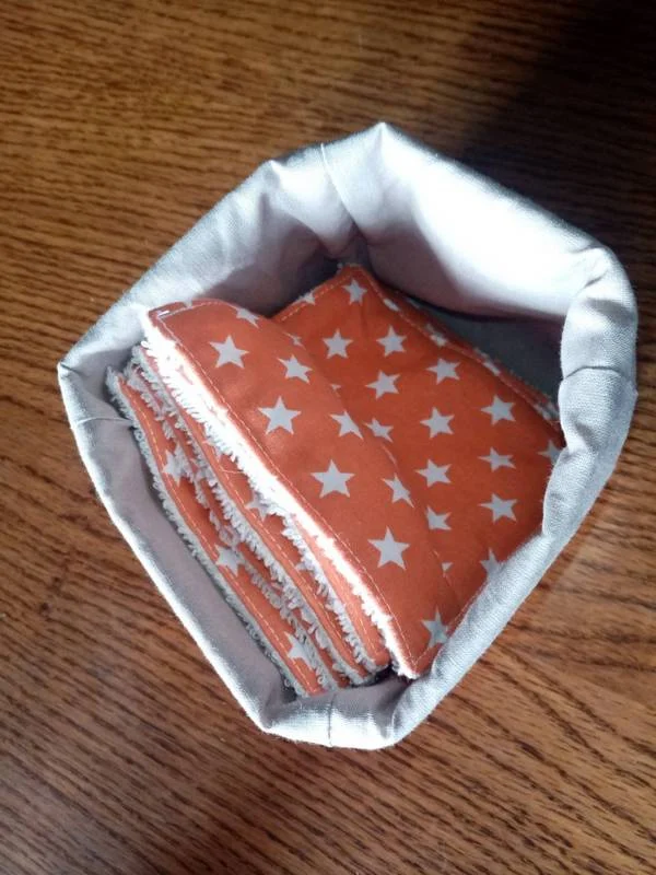 Panier de lingettes démaquillantes ( Rouge)