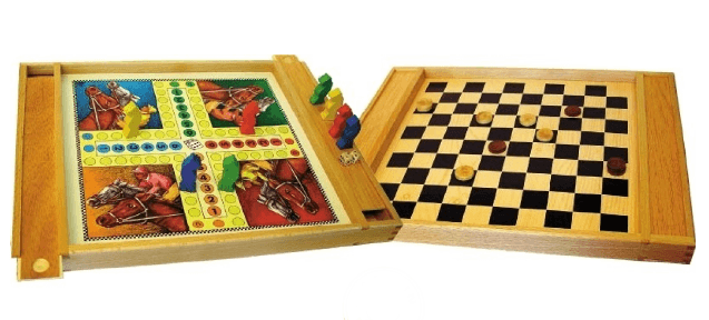 Jeux de petits chevaux et dame